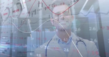 Laboratuvar önlüğü giyen bir erkek doktor, sunucu odasında steteskop, finansal verileri gösteriyor. Tıbbi, teknoloji, veri, profesyonel, analitik, dijital, sağlık