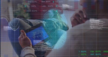 Tablet planlarını inceleyen mühendis, ofiste parmak izi hologramı ve kodlar, kopyalama uzayı. Teknoloji, yenilik, dijital, siber güvenlik, fütüristik, veri, analiz