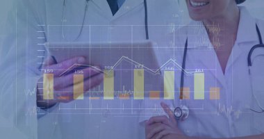 Steteskoplu iki doktor, klinikte tablet kullanıyorlar, bar ve çizgi çizelgeleri üst üste. Sağlık, işbirliği, dijital, tanı, analiz, profesyonel, yenilik