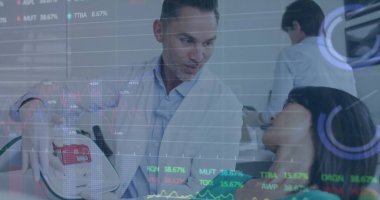 Diş muayenesinde laboratuvar önlüğü giyen dişçi. Diş muayenesinde enstrüman tutuyor. Diş sağlığı, profesyonellik, sağlık, teknoloji, klinik, analiz, tıp