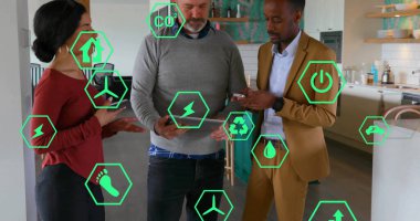 Tablet ve akıllı telefonları izlemek, üç profesyonel ev mutfağında yeşil AR simgelerini analiz ediyor. İşbirliği, yenilik, sürdürülebilirlik, modern, teknoloji, takım çalışması, çevre dostu