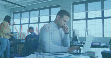 Açık ofis masasındaki tuşlara basan hafif kazaklı adam dizüstü bilgisayarlı, yüzen veri çizelgeleriyle. İşbirliği, üretkenlik, yenilik, dijital, kentsel, iş, meslek