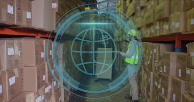 Depo işçisi elinde tablet, palet kriko ve metal raflarla depoda duruyor. Sanayi, lojistik, organizasyon, teknoloji, güvenlik, verimlilik, envanter