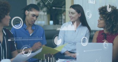 Dört ekip üyesi, toplantı odasında sarı dosya ve çizelgelerle projeyi inceliyor ve tartışıyor. İşbirliği, takım çalışması, beyin fırtınası, üretkenlik, yenilik, şirket, modern