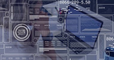 Akıllı telefon grafiklerinin yanında elinde beyaz koluyla dizüstü bilgisayarı kullanarak kupa kopyalamak. Teknoloji, üretkenlik, analitik, kurumsal, modern, iş dünyası, çalışma alanı