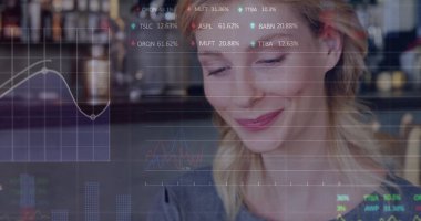 Gri giyimli bir profesyonel kafede piyasa verilerini inceliyor. Çizgi grafikleri ve bar çizelgeleri var. Finansal, analitik, dijital, modern, iş, çalışma alanı, yenilikçi