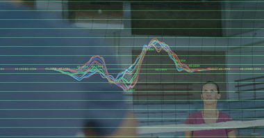 Burgonya rengi tişörtlerle ayakta duran sporcular spor salonunda ağ ve dalga şeklinde üstüste servis bekliyor. Spor, rekabet, fitness, dijital, modern, eğitim, takım çalışması