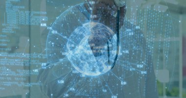 Mavi önlük giyen bir doktor klinikte, stetoskop ve 3D küre ve veri halkalarında geziniyor. Tıbbi, teknoloji, fütüristik, yenilik, analitik, veri, dijital