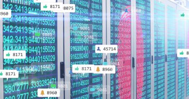 Veri merkezinde kod akışı ve bildirimleri gösteren sunucu rafları, parmak izi simgesi. Siber güvenlik, veri altyapısı, gelişmiş teknoloji, dijital ekosistem, ağ yönetimi, yüksek teknoloji ortamı, altyapı otomasyonu