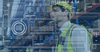 Güvenlik teçhizatı takan bir depo çalışanı rafların ve kutuların arasında verileri örtüyor, kopyalama alanı. Sanayi, teknoloji, lojistik, analitik, güvenlik, işbirliği, modern