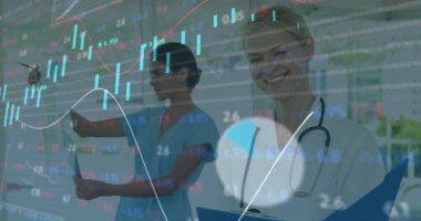 Olgun kadın doktor elinde dosya ve hemşire hastane koridorunda röntgenleri inceliyor. Tıbbi, sağlık, analiz, profesyonellik, araştırma, tanı, işbirliği