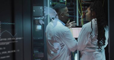 Laboratuvar önlüklü ağ mühendisleri veri merkezinde raflarla 3D veri örtülerini tartışıyor ve analiz ediyorlar. Teknoloji, yenilik, işbirliği, veri görselleştirme, siber güvenlik, dijital, modern