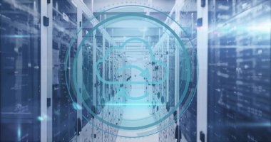 Veri merkezi koridorunda şeffaf deniz mavisi bulut simgesi yansıtılıyor, sunucu raflarını vurguluyor. Teknoloji, veri, altyapı, siber güvenlik, bağlantı, dijital, geleceksel