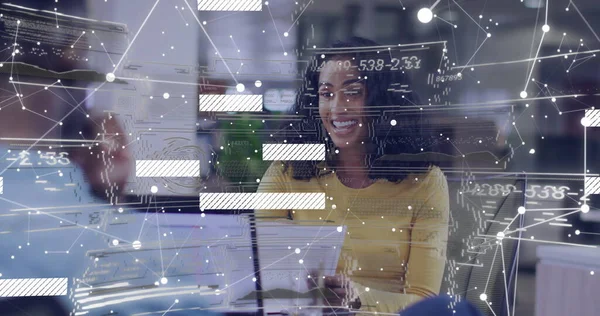 Açık planlama ofisinde elinde belgelerle gülümseyen yetişkin bir kadın. İşbirliği, teknoloji, takım çalışması, modernlik, üretkenlik, iletişim, yenilik