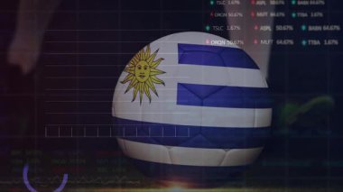 Uruguay işaretli topa vuran kişi borsa saatlerini döndürüp etkinleştiriyor, grafikleri güncelliyor. Finans, veri görselleştirme, spor, stüdyo, dijital, analitik, teknoloji