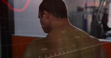 Erkek jimnastikçi kavrama makinesi kollarını uzatıyor, kırmızı grafik döndürme esnasında egzersize ayarlanıyor. Fitness, kuvvet, egzersiz, kas yapısı, eğitim, performans, dayanıklılık