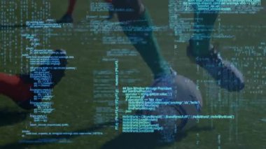 Çeşitli futbol oyuncuları üzerinde veri işleme animasyonu. Küresel spor, bilgisayar ve dijital arayüz kavramı dijital olarak oluşturulmuş video.