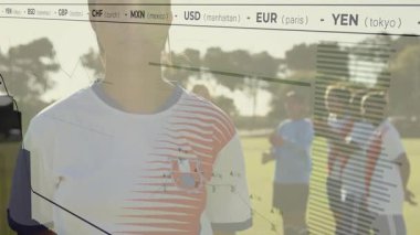 Çimlerin üzerinde duran bayan sporcu, para izleme eğilimlerini finanse ediyor. Spor, takım, açık hava, performans, veri görselleştirme, finans, rekabet