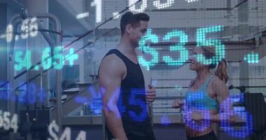 Antrenman partnerleri şişe kaldırıyor ve dinlenme havlusu yerleştiriyor. Saydam kalp izleme verilerini başlatıyor. Fitness, yoldaşlık, motivasyon, güç, sağlık, aktif, yaşam tarzı