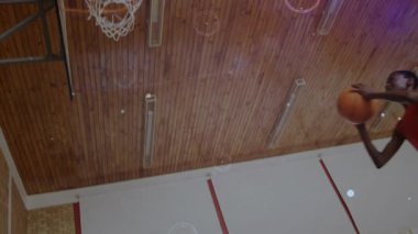 Genç çocuk spor salonuna sızıyor dizlerini büküyor, beden eğitimi dersine dijital fişeklerle smaç basıyor. Atletik, rekabet, takım çalışması, canlı, enerjik, aksiyon, spor