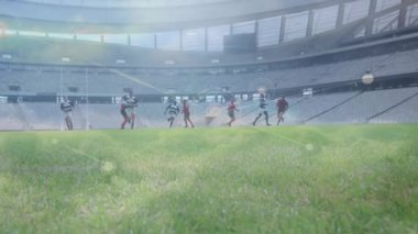 Islık çalan çizgili formalı oyuncu sahada yarışıyor, analitik haritalama ve sayı dalışı örtüyor. Atletizm, spor, rekabet, teknoloji, dijital, açık hava, modern