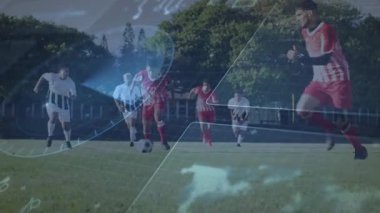 Pas alan oyuncu, top sürerken rakiplerini geçerek kaleye doğru hızla ilerliyor. Atletik, rekabetçi, çeviklik, takım çalışması, açık hava, hareket, spor