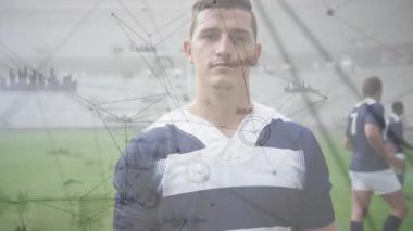 Rugby sporcusu, spor eğitimi için kamera kayması gibi ağ grafiklerini başlatıyor. Sporcu, takım çalışması, dijital, bağlantı, stadyum, fitness, güç