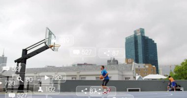 Sahada salya akıtan erkek sporcu nişan ikonlarına kıvılcım saçıyor ve tek elle turnike artırma ölçümleri yapıyor. Kentsel, spor, aktivite, fitness, teknoloji, motivasyon, enerji