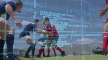 Kırmızı formalı oyuncu, ragbi maçında, donanma forması topu kapmak için hücum ederken topu beşiğinde tutuyor. Sporcular, yarışma, takım çalışması, aksiyon, spor, açık hava, çeviklik