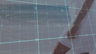 Islak kuma basan bir kadın AR ızgarasını aktifleştiriyor, okyanusa doğru yürüyor güneş ışığını kucaklayarak kollarını kaldırıyor. Doğa, sahil, dinginlik, farkındalık, açık hava, boş zaman, dijital