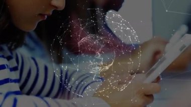 Dünya üzerindeki bağlantı ağının animasyonu. Küresel eğitim veri işleme ve bağlantı konsepti dijital olarak oluşturulmuş video.