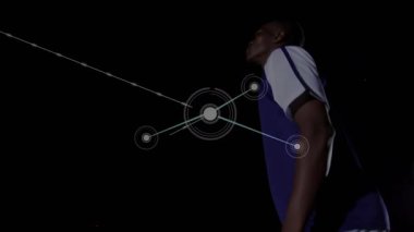 Erkek futbolcu yukarı doğru eğiliyor ağ örüyor spor teknolojisi için pervane atlayışı yapıyor. Sporcu, yenilik, dijital, hareket, enerji, fütüristik, performans