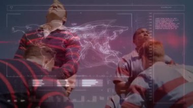 Rugby takım arkadaşları atlama üstüne atlama yaparak topu yayın verileri üst üste koyarak koruyorlar. Atletizm, takım çalışması, spor analitiği, açık hava, rekabet, hareket, modern