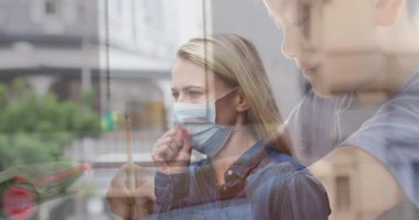 Asyalı bir çocuğun öğrenmesi üzerine yüzü maskeli beyaz kadın animasyonu. Sağlık, ilaç, covid 19 salgın hastalık, okul ve eğitim konsepti dijital olarak oluşturulmuş video.