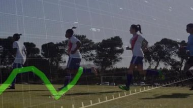Spor eğitiminde koşan altı bayan oyuncu, üç boyutlu ızgara ve yeşil grafik izleme metriklerine neden oluyor. Atletizm, takım çalışması, performans, fitness, veri, teknoloji, açık hava