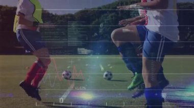 Koç komut futbolcularının ayak değiştirmesi ve teknik izleme performansı ile hokkabazlık yapması. Atletizm, antrenman, dijital, performans, takım çalışması, spor giyimi