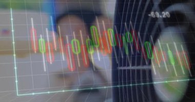 Şeffaf şamdan çizelgesine göre adam iyileşme sürecinde rafa doğru kayıyor. Borsa, finans, analitik, iş, teknoloji, dijital, büyüme