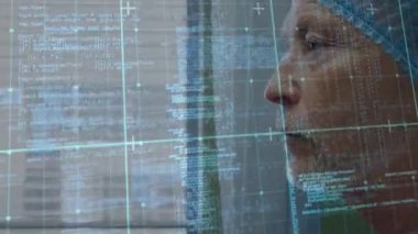 Hastanenin penceresinden dışarı bakan Kafkas kıdemli erkek cerrah hakkında veri işleme. Tıbbi sağlık ve teknoloji konsepti