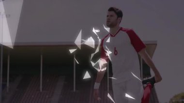 Stadyum sahasında ayak kaldıran fitness futbolcusu. Vücudunun etrafında dönen kırıklar. Sporcu, spor, fitness, motion, futuristik, dijital, geometrik