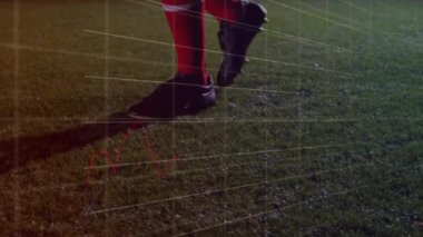 Oyuncu, top yuvarlanırken ve spor analitiği kaplamalarıyla salyalarını akıtırken el feneriyle aydınlanmış sahaya çıkıyor. Atletik, performans, dijital, rekabet, eğitim, dinamik, stratejik