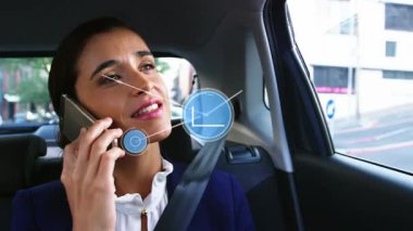 Arabadaki akıllı telefonu kullanan mutlu bir kadının üzerindeki ikonlarla olan bağlantıların animasyonu. ağ, bağlantılar, iletişim, ulaşım ve seyahat konsepti dijital olarak oluşturulmuş video.