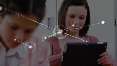 Sınıfta dijital tablet kullanan beyaz bir kıza karşı kurulan bir ağ. Okul ve eğitim teknolojisi kavramı