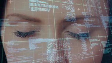 Kafkas kadınının yüzü ve ızgarası üzerinde veri işleme animasyonu. küresel kimlik, bilim, dijital arayüz ve dijital olarak oluşturulmuş video işleme kavramı.