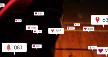 Basketbolcu eğilip sosyal medya ikonlarının salya akıttığını, nişanı attığını gösteriyor. Sporcu, spor, spor salonu, montaj, dinamik, enerjik, performans