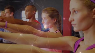 Kamera görüntüleme, çalışma grubunun ağ izleme performansını gösterirken kollarını açtığını gösteriyor. Fitness, grup çalışması, vücut hareketi, modern teknoloji, egzersiz sınıfı, sağlıklı yaşam tarzı, fiziksel aktivite