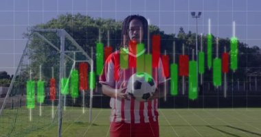 Futbolcu topu tutarken ve ızgara kaplamasını başlatırken, çizelge çubukları da finans eğilimini gösteriyor. Sporcu, spor, aktivite, açık hava, enerjik, rekabetçi, spor kıyafeti