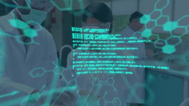 Laboratuvardaki çeşitli bilim adamları grubu üzerinde bilimsel veri işleme animasyonu. küresel bilim, bağlantılar, veri işleme ve dijital arayüz kavramı dijital olarak oluşturulmuş video.
