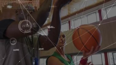 Koçun el kaldırması ve spor salonu basketbol atış formundaki izleyicilere rehberlik etmesi. Eğitim, akıl hocalığı, sportmenlik, biyomekanik, motivasyon, görsel eğitim, fitness