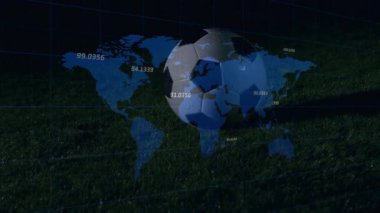 Çimenlerin üzerinde beliren zayıf şebeke, dönen futbol topu ve genişleyen harita küresel verileri gösteriyor. Coğrafya, analitik, görselleştirme, teknoloji, küresel, dijital, yenilik