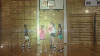 Koç, oyuncuların hafif parçacıklarla topu izlediği spor ribaund tatbikatını başlatıyor. Atletik, takım çalışması, antrenman, fitness, gençlik, aktif, spor